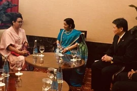 Ngoại trưởng Ấn Độ Sushma Swaraj (phải) và Tổng thư ký ASEAN Dato Paduka Lim Jock Hoi. (Nguồn: rediff.com)
