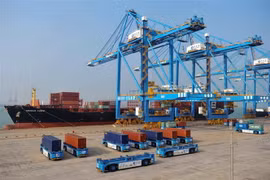 Xếp dỡ hàng hóa tại cảng ở Thanh Đảo, tỉnh Sơn Đông, Trung Quốc ngày 24/10/2018. (Ảnh: AFP/TTXVN)