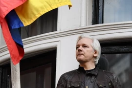 Ông Julian Assange tại Đại sứ quán Ecuador ở London, Anh năm 2017. (Nguồn: AFP/TTXVN)