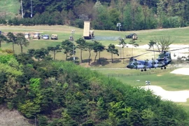 Một thiết bị (giữa) thuộc Hệ thống phòng thủ tên lửa tầm cao giai đoạn cuối (THAAD) của Mỹ được đặt tại Seongju, Hàn Quốc, ngày 26/4/2017. (Ảnh: AFP/TTXVN)