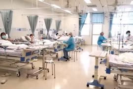 Các thành viên đội bóng điều trị tại bệnh viện ở Mae Sai, Chiang Rai ngày 11/7. (Ảnh: THX/TTXVN)