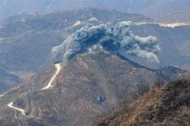 Một trạm gác tại khu vực Cheorwon, tỉnh Gangwon, trong Khu phi quân sự (DMZ) ở biên giới liên Triều bị phá bỏ ngày 15/11/2018. (Ảnh: Yonhap/TTXVN)