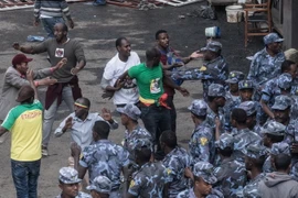Cảnh sát Ethiopia bắt giữ nghi phạm đánh bom tại quảng trường Meskel, Addis Ababa ngày 23/6. (Nguồn: Ảnh: AFP/TTXVN)