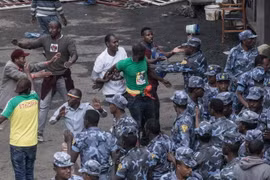 Cảnh sát Ethiopia bắt giữ nghi phạm đánh bom tại quảng trường Meskel, Addis Ababa ngày 23/6. (Nguồn: Ảnh: AFP/TTXVN)