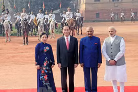 Chủ tịch nước Trần Đại Quang và Phu nhân với Tổng thống Ấn Độ Ram Nath Kovind và Thủ tướng Narendra Modi tại lễ đón. (Ảnh: Nhan Sáng/TTXVN) 
