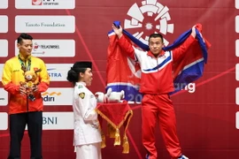 Vận động viên Việt Nam Thạch Kim Tuấn (trái) giành huy chương bạc, Om Yun Chol của Triều Tiên giành huy chương vàng. (Ảnh: AFP/TTXVN)