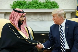 Tổng thống Mỹ Donald Trump (phải) và Thái tử Saudi Arabia Mohammad bin Salman trong cuộc gặp tại Washington DC., ngày 20/3/2018. (Ảnh: AFP/TTXVN)