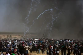 Xung đột giữa người biểu tình Palestines và binh sỹ Israel tại khu vực biên giới dải Gaza và Israel ngày 14/5. (Nguồn: THX/TTXVN)