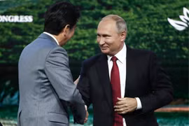 Tổng thống Nga Vladimir Putin và Thủ tướng Nhật Bản Shinzo Abe tại Vladivostok ngày 12/9. (Nguồn: Reuters)