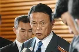 Bộ trưởng Tài chính Nhật Bản Taro Aso phát biểu với báo giới tại Tokyo ngày 16/2. (Nguồn: Kyodo/TTXVN)