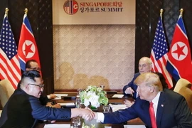 Tổng thống Mỹ Donald Trump (phải) hội đàm với nhà lãnh đạo Triều Tiên Kim Jong-un (trái) tại Sentosa, Singapore ngày 12/6. (Nguồn: EPA/TTXVN)