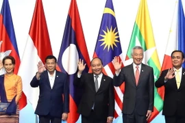 Thủ tướng Nguyễn Xuân Phúc và các trưởng đoàn chụp ảnh chung tại Lễ khai mạc Hội nghị Cấp cao ASEAN 33. (Ảnh: Thống Nhất/TTXVN)
