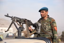Lực lượng an ninh Afghanistan gác tại hiện trường một vụ tấn công liều chết ở Kabul ngày 18/12/2017. (Nguồn: THX/TTXVN)