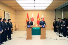 Chủ tịch nước Trần Đại Quang và Thủ tướng Nhật Bản Shinzo Abe họp báo thông báo kết quả hội đàm. (Ảnh: Nhan sáng/TTXVN)