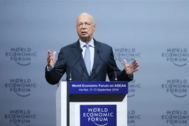 Giáo sư Klaus Schwab, Người sáng lập, Chủ tịch điều hành Diễn đàn Kinh tế thế giới (WEF) phát biểu tại diễn đàn. (Ảnh: Lâm Khánh/TTXVN)