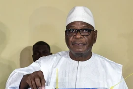 Tổng thống đương nhiệm Ibrahim Boubacar Keita bỏ phiếu tại điểm bầu cử ở Bamako, ngày 12/8. (Nguồn: AFP/TTXVN)
