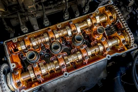 Dầu động cơ xe ôtô cũng như son môi, chị em đừng tiếc tiền