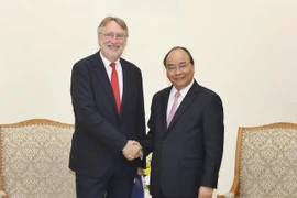 Thủ tướng Nguyễn Xuân Phúc tiếp ông Bernd Lange, Chủ tịch Uỷ ban Thương mại Quốc tế, Nghị viện châu Âu (INTA). (Ảnh: Thống Nhất/TTXVN)