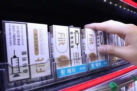 Thuốc lá điện tử được bày bán tại một cửa hàng ở Seoul, Hàn Quốc. (Ảnh: Yonhap/TTXVN)