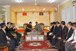 Quang cảnh lễ trao tặng. (Ảnh: Minh Hưng- Chanh Đa/TTXVN)