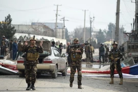 Lực lượng an ninh Afghanistan điều tra tại hiện trường một vụ đánh bom liều chết ở Kabul. (Nguồn: AFP/TTXVN)