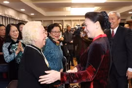 Chủ tịch Quốc hội Nguyễn Thị Kim Ngân gặp gỡ bà con kiều bào tại Hàn Quốc. (Ảnh: Trọng Đức/TTXVN)
