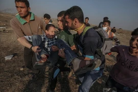 Chuyển người biểu tình Palestine bị thương trong xung đột với binh sỹ Israel tại khu vực biên giới Dải Gaza với Israel ngày 15/5. (Nguồn: THX/TTXVN)