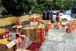 Bốn đối tượng và tang vật của vụ án. (Ảnh: TTXVN phát)