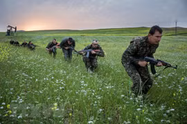 Các tay súng nước ngoài tham gia lực lượng YPG ở miền đông bắc Syria ngày 30/4/2015. (Nguồn: AFP/TTXVN)