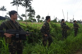 Các binh sỹ Philippines gác ở ngoại ô Marawi thuộc đảo Mindanao, miền nam Philippines. (Nguồn: AFP/TTXVN)