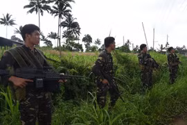 Các binh sỹ Philippines gác ở ngoại ô Marawi thuộc đảo Mindanao, miền nam Philippines. (Nguồn: AFP/TTXVN)