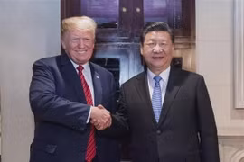Chủ tịch Trung Quốc Tập Cận Bình (phải) và Tổng thống Mỹ Donald Trump trong cuộc gặp tại Buenos Aires, Argentina ngày 1/12/2018. (Ảnh: THX/TTXVN)