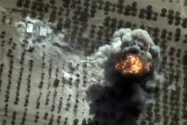 Oanh kích các mục tiêu của tổ chức khủng bố Nhà nước Hồi giáo (IS) tự xưng tại Idlib, Syria. (Ảnh: AFP/TTXVN)