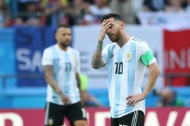 Lionel Messi (phải) của Argentina thất thần trên sân khi đội nhà thất bại trong trận gặp Pháp tại Kazan ngày 30/6. (Nguồn: THX/TTXVN)