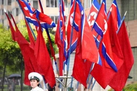 Quốc kỳ Triều Tiên tung bay trên một được phố ở thủ đô Bình Nhưỡng. (Nguồn: Kyodo/TTXVN)