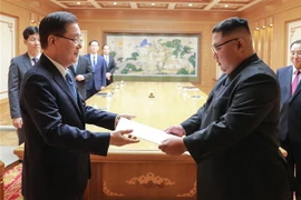 Ông Chung Eui Yong (trái, phía trước), cố vấn an ninh hàng đầu của Tổng thống Hàn Quốc, trao bức thư của Tổng thống Moon Jae-in cho Nhà lãnh đạo Triều Tiên Kim Jong-un (phải, phía trước) tại Bình Nhưỡng ngày 5/9/2018. (Ảnh: YONHAP/TTXVN)