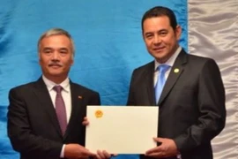 Đại sứ Nguyễn Hoài Dương và Tổng thống Guatemala Jimmy Morales Cabrera. (Nguồn: Phủ Tổng thống Guatemala)