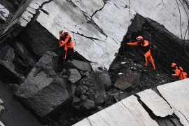 Lực lượng cứu hộ làm nhiệm vụ tại hiện trường vụ sập cầu cạn ở Genoa, Italy ngày 14/8. (Ảnh: EPA/TTXVN)