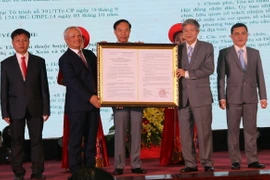 Phó Chủ tịch Quốc hội Uông Chu Lưu trao Nghị định của Ủy ban Thường vụ Quốc hội khóa XIV (Nghị quyết số 587/NQ-UBTVQH14) về việc thành lập thành phố Đồng Xoài thuộc tỉnh Bình Phước. (Ảnh: Dương Chí Tưởng/TTXVN)