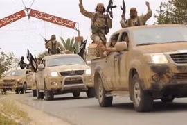 Các tay súng IS tại khu vực Welayat Homs, Syria ngày 4/7/2015. (Ảnh: AFP/TTXVN)