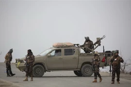 Lực lượng an ninh Afghanistan điều tra tại hiện trường một vụ đánh bom xe ở Kabul. (Ảnh: THX/TTXVN)
