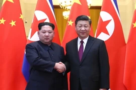 Chủ tịch Trung Quốc Tập Cận Bình (phải) và nhà lãnh đạo Triều Tiên Kim Jong-un trong cuộc gặp tại Bắc Kinh, Trung Quốc ngày 28/3. (Ảnh: THX/TTXVN)