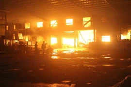 [Video] Bình Dương: Biển lửa bao trùm công ty gỗ sau tiếng nổ lớn