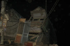 [Video] Hòa Bình: 4 nhà dân bị trôi hoàn toàn xuống sông do sạt lở