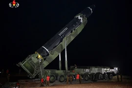 Tên lửa liên lục địa được đặt vào bệ phóng di động ở Triều Tiên năm 2017. (Nguồn: YONHAP/TTXVN)