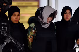 Cảnh sát áp giải Đoàn Thị Hương (giữa) tại Tòa thượng thẩm Shah Alam, ngoại ô Kuala Lumpur, Malaysia ngày 16/8. (Ảnh: AFP/TTXVN)