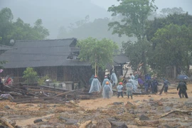 Lực lượng công an, quân đội, dân quân tự vệ và lực lượng tại chỗ tham gia cứu hộ tại huyện Văn Chấn. (Ảnh: Tuấn Anh/TTXVN)