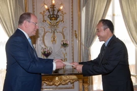 Đại sứ Nguyễn Thiệp (phải) và Hoàng thân Monaco Albert II. (Ảnh: TTXVN phát)