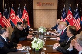 Tổng thống Mỹ Donald Trump (thứ 3, phải) và nhà lãnh đạo Triều Tiên Kim Jong-un (thứ 2, trái) tại cuộc hội đàm ở Sentosa, Singapore ngày 12/6. (Nguồn: AFP/TTXVN)