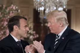 Tổng thống Mỹ Donald Trump (phải) và Tổng thống Pháp Emmanuel Macron (trái) tại cuộc họp báo ở Washington, DC. (Nguồn: AFP/TTXVN)